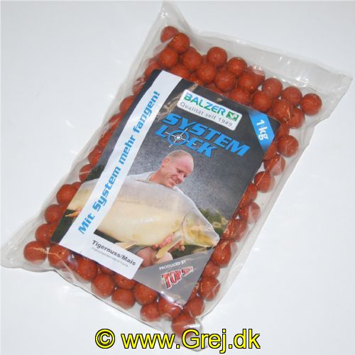 4005652169699 - System Lock boilies - Vægt:1000g. - Farve:Brun - Smag/duft:Tigernut/Corn - 001 8477 001<br>Anyone who tracks the quality tests in the food industry will find that frequently low-price products receive a better assessment than other highly-praised brands. That is also true in the carp field when it comes to boilies. If one keeps one’s eyes open, and doesn’t simply go by expensive promises, can find a high quality product which is quite cheap. We have done exactly that for you; our System Lock boilies provide high quality and a high catching capacity at low prices. Three decades of experience in the production of fishing bait, best contacts with the food industry and especially favourable purchasing of raw materials by our producer guarantee the top quality and fantastic prices of our boilie series.