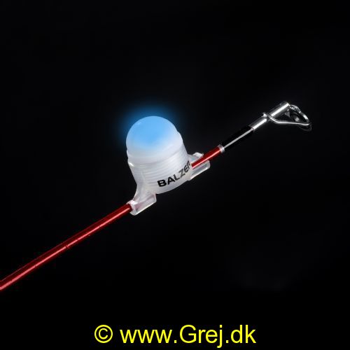 4005652188270 - Flash tip light, rød - Farve:Rød - 001 1975 002<br>The Flash Tip Light is as easy as pie to mount on the tip of a rod. A bite causes the Tip Light to flash in a bright red. If the fish ceases to bite urgently, the light continues to shine in blue for a few seconds. This makes it much easier to orientate oneself when using more than one rod. If the fish snaps up the bait again, the Flash Tip Light starts to flash again. It is supplied with 2 adapters and is therefore equally suitable for fine and strong tips. Supplied with battery (CR 1225 3V).