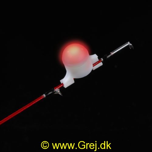 4005652188270 - Flash tip light, rød - Farve:Rød - 001 1975 002<br>The Flash Tip Light is as easy as pie to mount on the tip of a rod. A bite causes the Tip Light to flash in a bright red. If the fish ceases to bite urgently, the light continues to shine in blue for a few seconds. This makes it much easier to orientate oneself when using more than one rod. If the fish snaps up the bait again, the Flash Tip Light starts to flash again. It is supplied with 2 adapters and is therefore equally suitable for fine and strong tips. Supplied with battery (CR 1225 3V).