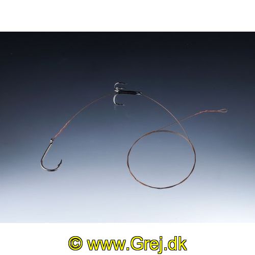 4005652201641 - MK Adventure gedde flådrig - Længde:70cm. - Brudstyrke:9kg. - 001 4534 002<br>Perfect to offer the baitfish when drifting. The big single hook enters at the top of (!) the head and the hook is guided out of the bait’s mouth. The second hook (treble hook) is fixed in the back of the bait. In this way the bait lures in a stable balance and makes it look perfectly like a floating prey. If the treble hook is placed a bit in the direction of the tail, the bait tilts slightly forwards and imitates a prey searching for food which then floats with the head inclined.