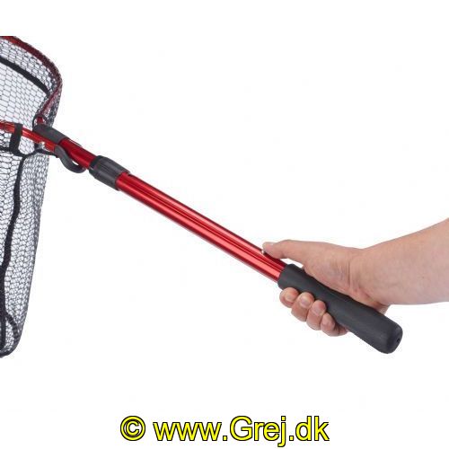 4005652806365 - Shirasu Shot Net, fjederpåvirket teleskop - Længde:135cm. - Farve:Rød - 001 8220 100<br>The ideal landing net for all mobile anglers. The landing net can be controlled with one hand during play. During fishing it is fastened with the help of the belt-clip folded onto the belt. Take the landing net out of the belt during play; the top is folded out by means of a simple movement of the hand. You push a button and the landing net slides out to its full length automatically by means of a spring mechanism. With a rubberised net!