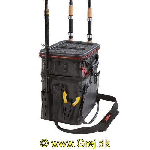 4005652806792 - Shirasu 2-i-1 Carry-All taske - Farve:Sort - 001 1937 006<br>Very suitable for both boat and bank anglers. It consists of the basic bag as well as the removable top bag with carrying handle and hard cover. There are 3 rod holders on the basic bag as well as a holder for pliers (plier not included in scope of supply). The top bag can be equipped to fit 2 containers or 2 Shirasu System boxes perfectly.