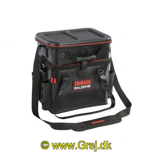 4005652806792 - Shirasu 2-i-1 Carry-All taske - Farve:Sort - 001 1937 006<br>Very suitable for both boat and bank anglers. It consists of the basic bag as well as the removable top bag with carrying handle and hard cover. There are 3 rod holders on the basic bag as well as a holder for pliers (plier not included in scope of supply). The top bag can be equipped to fit 2 containers or 2 Shirasu System boxes perfectly.