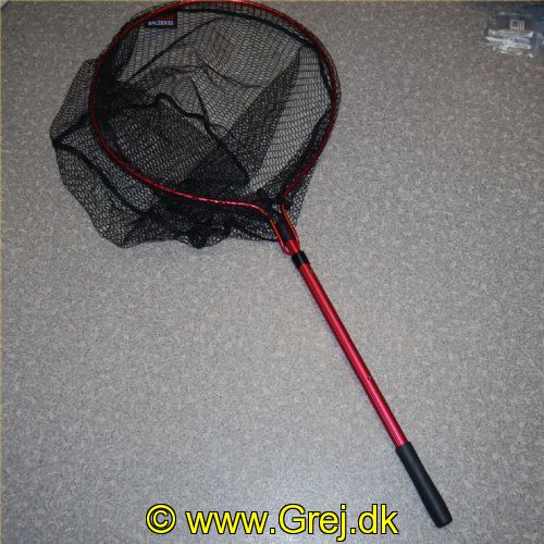 4005652841199 - Shirasu Shot Net, fjederpåvirket teleskop - Længde:155cm. - Farve:Rød - 001 8220 150<br>Many pike anglers have been waiting for this: Our Shot Gun landing net now in XL format! Thanks to the special retaining clip, the net does not hang on the ground during transport. The landing net can be controlled with one hand during play. During fishing it is fastened with the help of the belt-clip folded onto the belt. Take the landing net out of the belt during play, the top is folded out by means of a simple movement of the hand. You push a button and the landing shoot net slides out to its full length automatically by means of a spring mechanism. With a rubberised net!