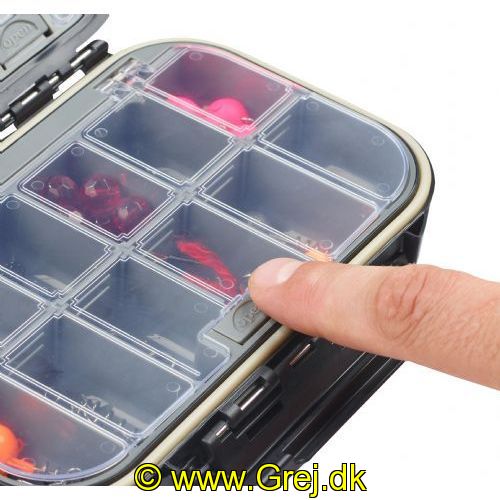 4005652852003 - Shirasu Tackle box - Farve:Sort - 001 8346 003<br>This box offers plenty of storage space for smaller tackle such as swivels, split rings, spoons, and so on. The dividers can be removed, making it extremely flexible. The lid pops open at the touch of a button (Easy Open System). 100% waterproof!