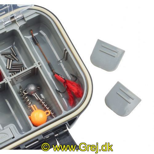 4005652852003 - Shirasu Tackle box - Farve:Sort - 001 8346 003<br>This box offers plenty of storage space for smaller tackle such as swivels, split rings, spoons, and so on. The dividers can be removed, making it extremely flexible. The lid pops open at the touch of a button (Easy Open System). 100% waterproof!