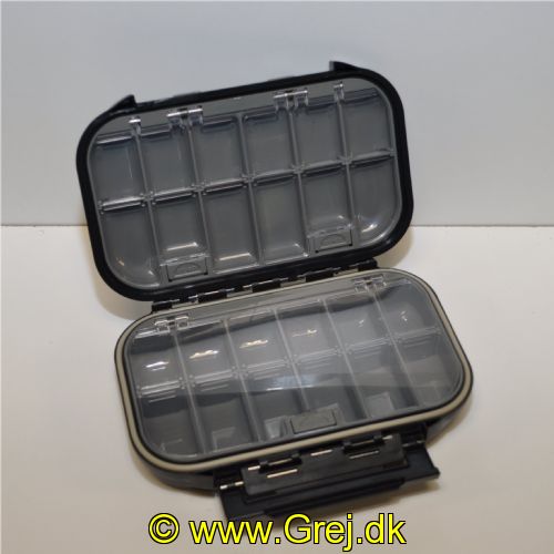 4005652852003 - Shirasu Tackle box - Farve:Sort - 001 8346 003<br>This box offers plenty of storage space for smaller tackle such as swivels, split rings, spoons, and so on. The dividers can be removed, making it extremely flexible. The lid pops open at the touch of a button (Easy Open System). 100% waterproof!