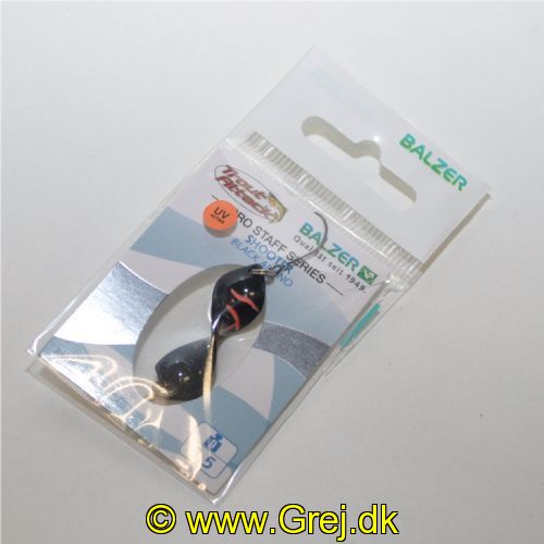 4005652856438 - Pro Staff Series Shooter Spoon - 34mm. - Vægt:3.5g. - Farve:Black Albino, UV - 001 6041 102<br>This spoon is a real highlight: its unique propeller shape makes it turn on its own axis at the slightest pull, which drives the trout absolutely crazy. In our numerous tests, the Shooter also lured completely passive fish to bite. As it can be used extremely slowly, it is also a top spoon for winter fishing. The front and back of each spoon have contrasting colours which create a unique play of colours when turned. Each spoon features a micro triple swivel that safely prevents line twist. Can be thrown very far. Available in 2.5g and 3.5g.