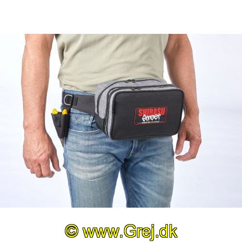 4005652860152 - Shirasu Street bæltetaske, stor - 001 1936 013<br>Shirasu Street Waist Bag: Very comfortable to carry. Similar to our sling bag, the front compartment can also be opened like a laptop bag. Thanks to the attached tabs, the front compartment remains in a horizontal position. The box is secured with Velcro to prevent it from falling out. A tong holder is integrated on the waist belt. 
The Waist Bag also has the rod and bottle holder. In order to have both hands free, the rod is simply latched into the holder. Optionally, you can also attach a bottle. Material: PVC.