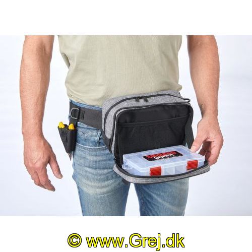 4005652860152 - Shirasu Street bæltetaske, stor - 001 1936 013<br>Shirasu Street Waist Bag: Very comfortable to carry. Similar to our sling bag, the front compartment can also be opened like a laptop bag. Thanks to the attached tabs, the front compartment remains in a horizontal position. The box is secured with Velcro to prevent it from falling out. A tong holder is integrated on the waist belt. 
The Waist Bag also has the rod and bottle holder. In order to have both hands free, the rod is simply latched into the holder. Optionally, you can also attach a bottle. Material: PVC.