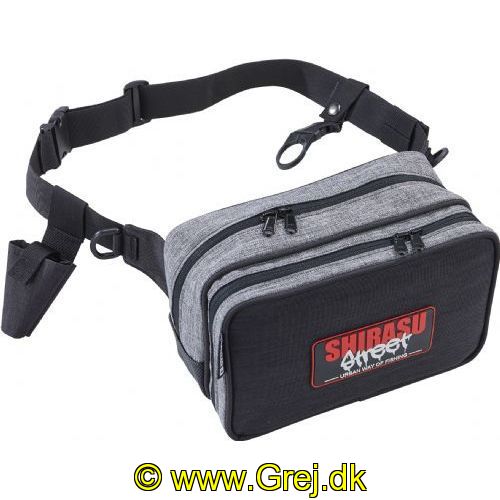 4005652860152 - Shirasu Street bæltetaske, stor - 001 1936 013<br>Shirasu Street Waist Bag: Very comfortable to carry. Similar to our sling bag, the front compartment can also be opened like a laptop bag. Thanks to the attached tabs, the front compartment remains in a horizontal position. The box is secured with Velcro to prevent it from falling out. A tong holder is integrated on the waist belt. 
The Waist Bag also has the rod and bottle holder. In order to have both hands free, the rod is simply latched into the holder. Optionally, you can also attach a bottle. Material: PVC.