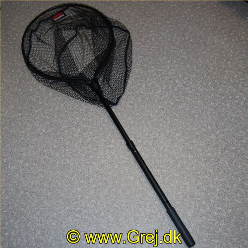 4005652860176 - Shirasu Shot Net, fjederpåvirket teleskop - Længde:135cm. - Farve:Sort - 001 8220 117<br>The ideal landing net for all mobile anglers. The landing net can be controlled with one hand during play. During fishing it is fastened with the help of the belt-clip folded onto the belt. Take the landing net out of the belt during play; the top is folded out by means of a simple movement of the hand. You push a button and the landing net slides out to its full length automatically by means of a spring mechanism. With a rubberised shoot net! Net depth 50cm, mesh width 15mm.