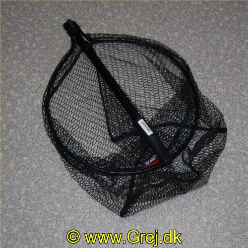 4005652860176 - Shirasu Shot Net, fjederpåvirket teleskop - Længde:135cm. - Farve:Sort - 001 8220 117<br>The ideal landing net for all mobile anglers. The landing net can be controlled with one hand during play. During fishing it is fastened with the help of the belt-clip folded onto the belt. Take the landing net out of the belt during play; the top is folded out by means of a simple movement of the hand. You push a button and the landing net slides out to its full length automatically by means of a spring mechanism. With a rubberised shoot net! Net depth 50cm, mesh width 15mm.