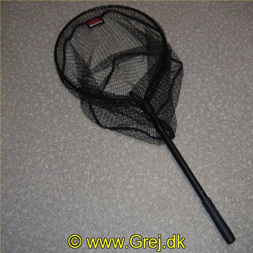 4005652860176 - Shirasu Shot Net, fjederpåvirket teleskop - Længde:135cm. - Farve:Sort - 001 8220 117<br>The ideal landing net for all mobile anglers. The landing net can be controlled with one hand during play. During fishing it is fastened with the help of the belt-clip folded onto the belt. Take the landing net out of the belt during play; the top is folded out by means of a simple movement of the hand. You push a button and the landing net slides out to its full length automatically by means of a spring mechanism. With a rubberised shoot net! Net depth 50cm, mesh width 15mm.