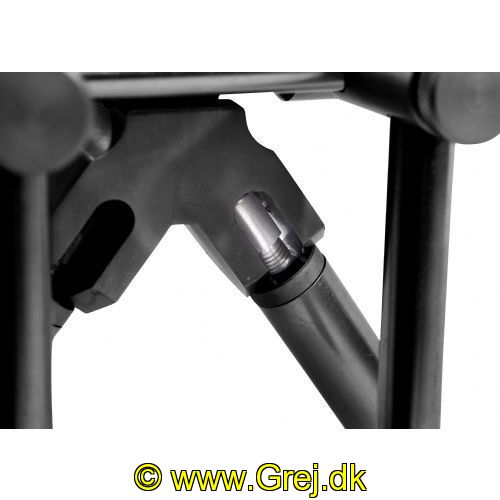 4005652862910 - Metallica Carp stangstativ/rod pod, sort - Vægt:2370g. - Farve:Sort - 001 1947 200<br>The Balzer Metallica Rod Pod made of high-quality anodized aluminium with outstanding features. The ultra-light, yet sturdy and stable material ensures comfortable transport to the water and has a secure stand. Thanks to the clever design, simply fold out your legs and put on the buzzer bars, you’re ready for action in no time. The four height-adjustable legs, the adjustable length and the sliding buzzer bars make it ideal for all purposes. To adjust the legs you have to turn the bars only a little bit to pull them apart. The Rod Pod is delivered in a practical carrying case. Weight: 2370g.