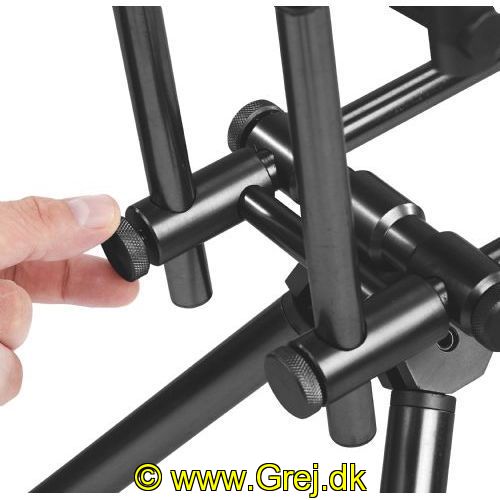 4005652862910 - Metallica Carp stangstativ/rod pod, sort - Vægt:2370g. - Farve:Sort - 001 1947 200<br>The Balzer Metallica Rod Pod made of high-quality anodized aluminium with outstanding features. The ultra-light, yet sturdy and stable material ensures comfortable transport to the water and has a secure stand. Thanks to the clever design, simply fold out your legs and put on the buzzer bars, you’re ready for action in no time. The four height-adjustable legs, the adjustable length and the sliding buzzer bars make it ideal for all purposes. To adjust the legs you have to turn the bars only a little bit to pull them apart. The Rod Pod is delivered in a practical carrying case. Weight: 2370g.