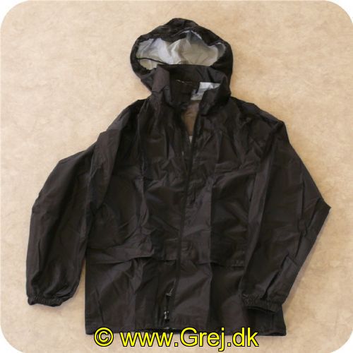 5706219185198 - Outdoor/Regntøj-Sæt i POSE<BR> Str. 3XLFarve Sort<BR><BR>Findes også i andre størelser: fra XS til 5XL<BR><BR>
210T polyester taffeta / PU coated<BR>
Vandsøjle: mm H2O: > 5.000 mm<BR>
JAKKE<BR>Lynlås med indvendig vindfang<BR>2 lommer<BR>Skjult hætte med snøretræk<BR>Elastik i ærmer<BR>Snøretræk i nedre kant<BR>
Bukser<BR>Lommeindgang<BR>Elastik i talje<BR>Trykknapper i ben<BR>