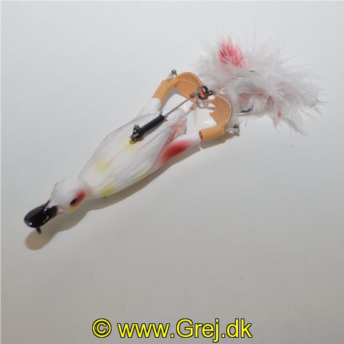 5706301718662 - Savage Gear 3D Suicide Duck 10.5cm 28g - Ugly Duckling<BR>
En meget naturtro overfladeagn er blevet til ved brug af 3D scan af en ælling. Denne Wobbler adskiller sig fuldstændig fra andre.  Når du laver et spinnestop stiger anden til overfladen igen hvor man nemt kan give små ryk som er vist på filmen. Noget af det mest naturlige gang jeg har set i den størrelse af wobbler. 
Med sine dobbelt roterende fødder ala som halen på en "whopper plopper" giver denne agn masser af liv og larm i overfladen med sin bagud splashende og ploppende effect. som en popper I overfladen. der tiltrækker rovfisk langtvækfra. En agn som virkelig er effektiv. når den fiskes ind I ryg… 
Som lystfisker giver det visuelle overfladefiskeri masser af intensitet med fiskestangen omend det er gedder I mosen. søen. brakvandet eller prøv den I troperne efter feks. GTer. Hajer mm..
Produceret I hård ABS plast til at kunne holde til rigtig mange gedder.
Savage Gear Suicide Duck har 2 monteringsmuligheder. da linen både kan monteret i næbet eller i brystet. 
Hvis linen bindes i næbet flyttes trækpunktet nedaf og det får Suicide Duck til at ligne en ælling der gør sig lille og prøver at flygte eller krybe væk.
Monteres linen i brystet på agnen. vil trækket være højere oppe og får agnen til at “stå” mere op og give mere siluet og mere vaklende gang. 