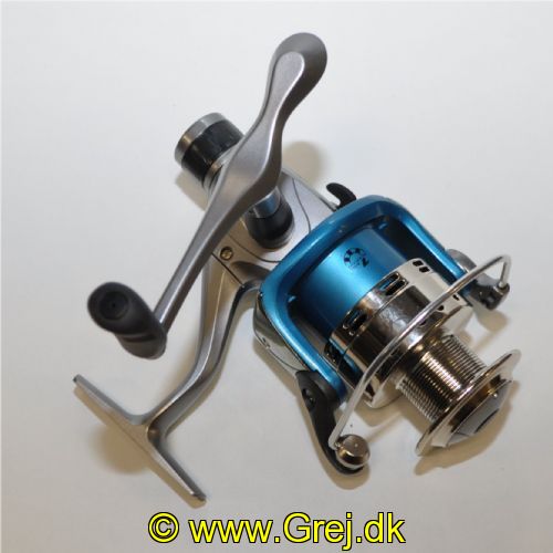 5707549212776 - Viva Mimas TR5000R - Grafite body/spool + ekstra spool - 0,35 mm/200 m<BR><LI>1 ball bearing</LI><LI>Gear ratio 5.5:1</LI><LI>S-stroke system</LI><LI>Long casting spool</LI><LI>Anti-twist system</LI><LI>Balanced rotor system</LI><LI>0.35/200 - 0.40/160 - 0.45/120</LI>