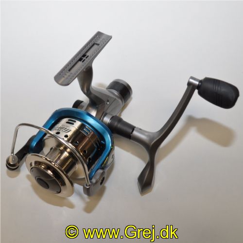 5707549212776 - Viva Mimas TR5000R - Grafite body/spool + ekstra spool - 0,35 mm/200 m<BR><LI>1 ball bearing</LI><LI>Gear ratio 5.5:1</LI><LI>S-stroke system</LI><LI>Long casting spool</LI><LI>Anti-twist system</LI><LI>Balanced rotor system</LI><LI>0.35/200 - 0.40/160 - 0.45/120</LI>