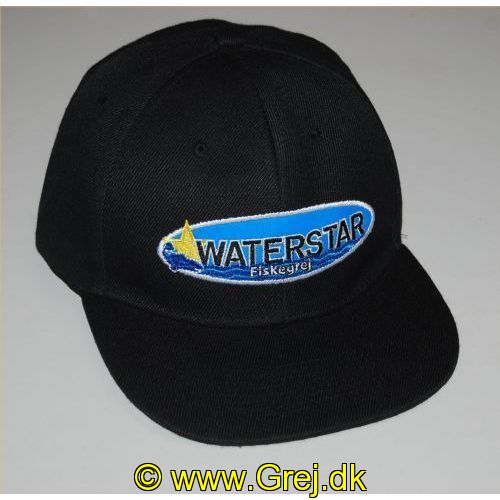 747191909926 - Sort cap med flad skygge og Waterstar logo broderet.